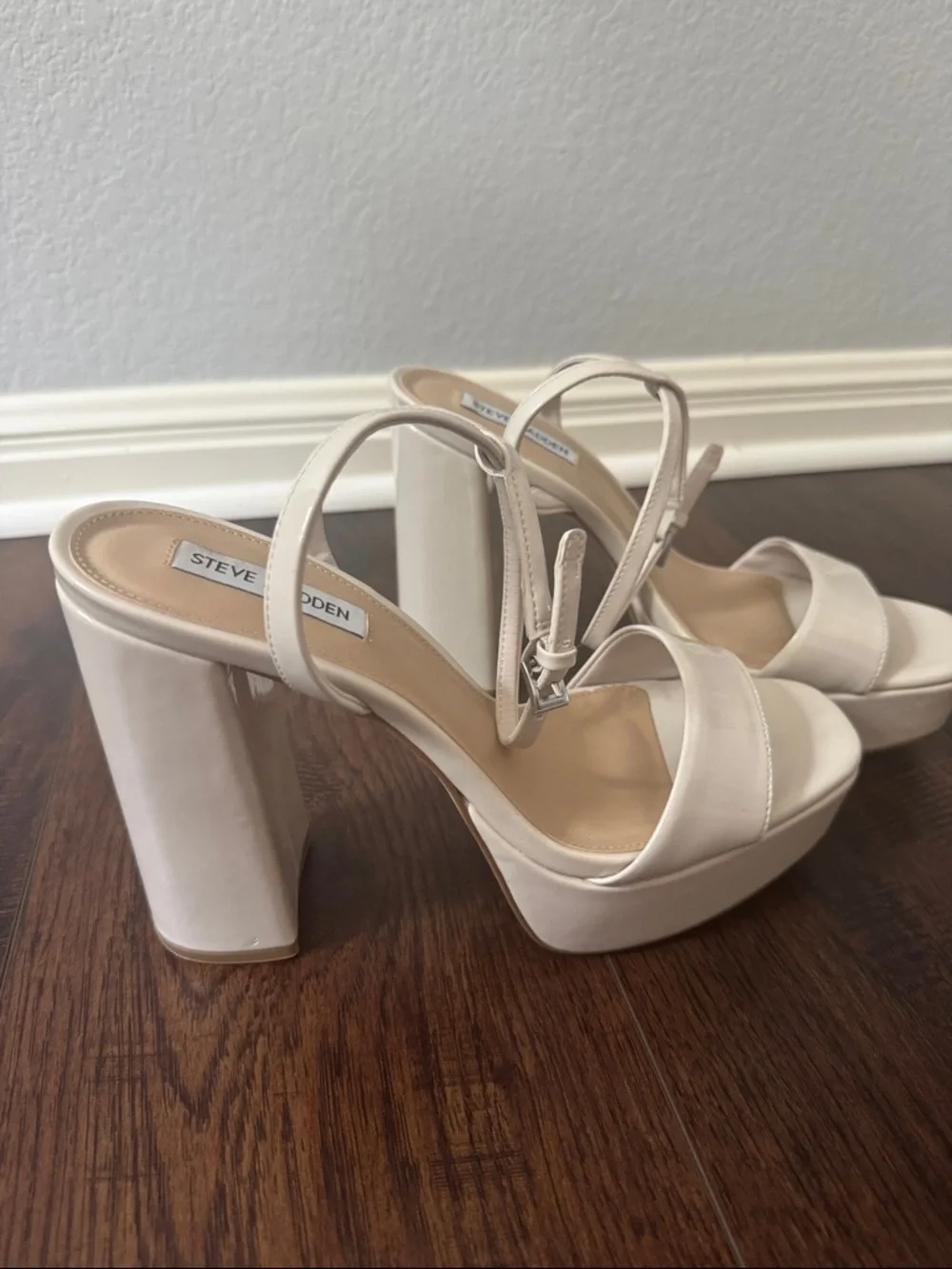 STEVE MADDEN LESSA BONE PATENT PLATFORM SANDALS OFF WHITE ANKLE STRAPS 9.5 NEW